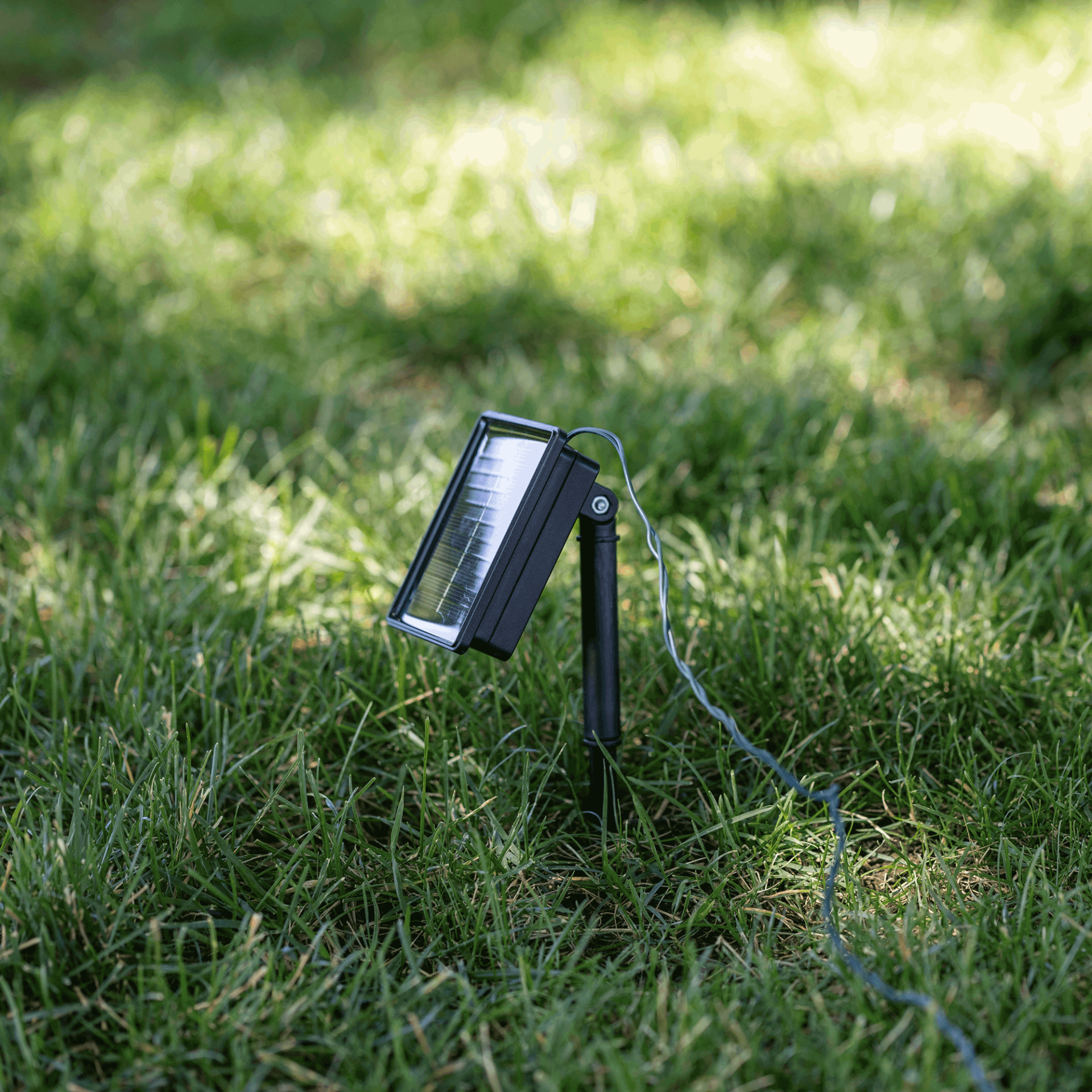 Pure White LED Solar Powered Lights 100 Light String 4" Spacing Green Wire